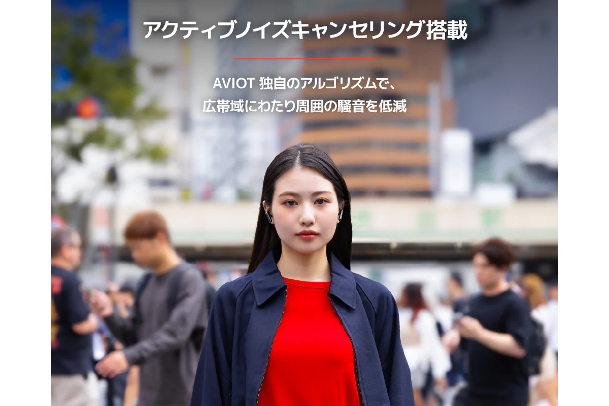 AVIOT TE-Y1 ANC 降噪功能示意，女性於繁忙都市街道佩戴耳機