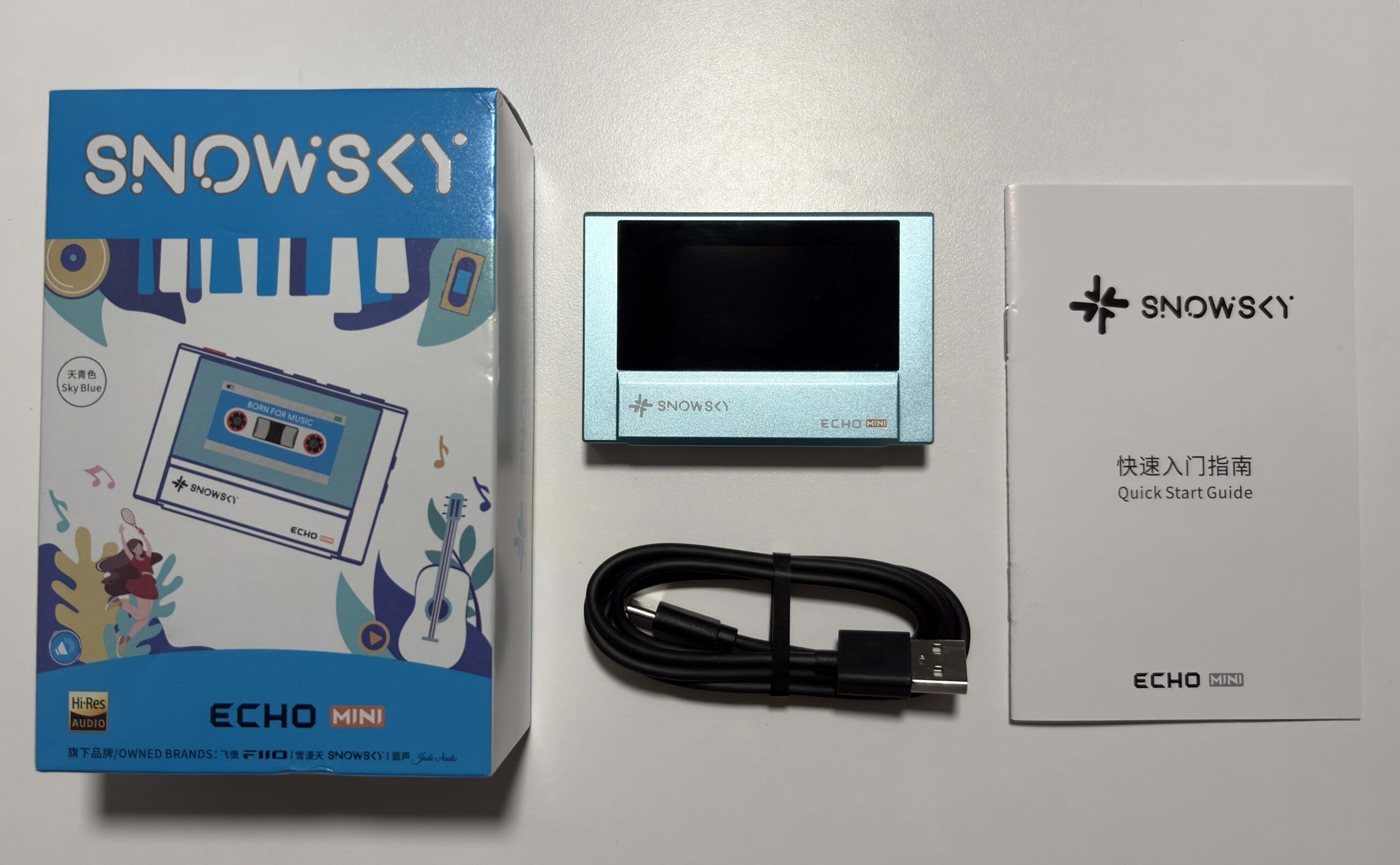 Snowsky Echo Mini 天藍色開箱，展示復古卡帶機風格設計