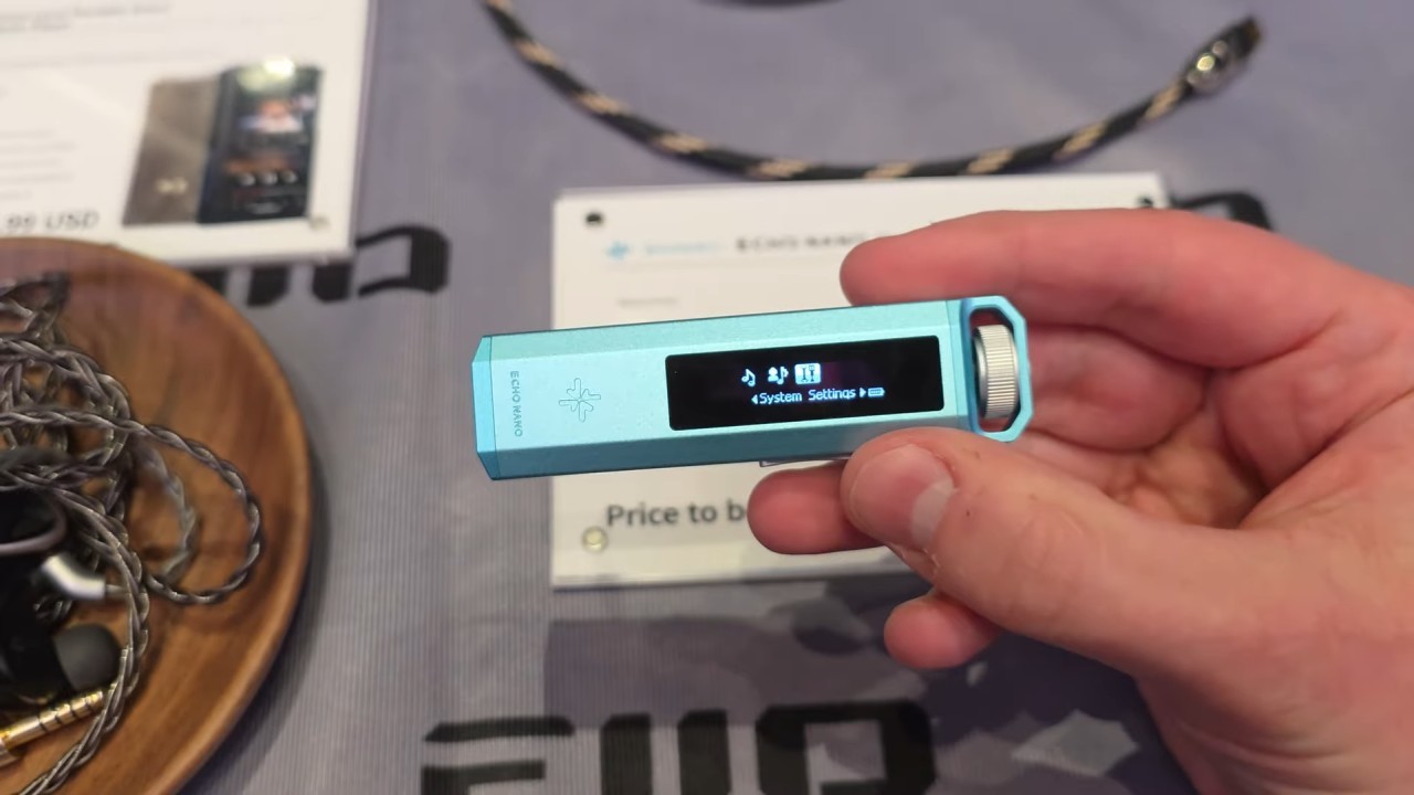 Snowsky Echo Nano 手持展示，顯示其超迷你尺寸