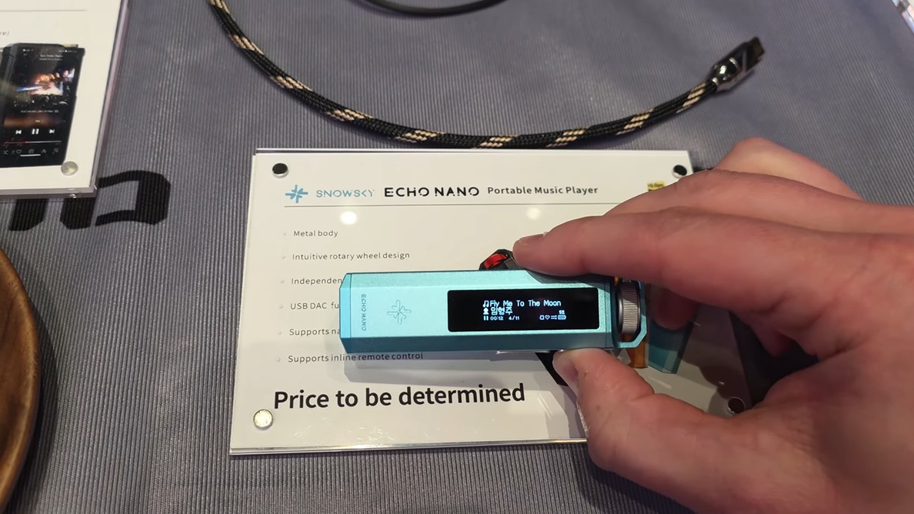 Snowsky Echo Nano OLED 播放界面，顯示 Fly Me To The Moon 歌曲資訊