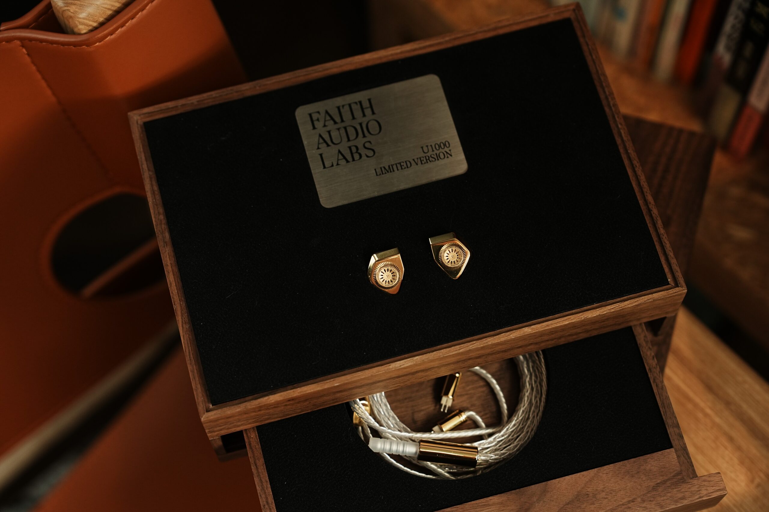 U1000 原木雙層收納盒開合展示，上層展示 IEM、下層抽屜收納 Angel Alloy 線材