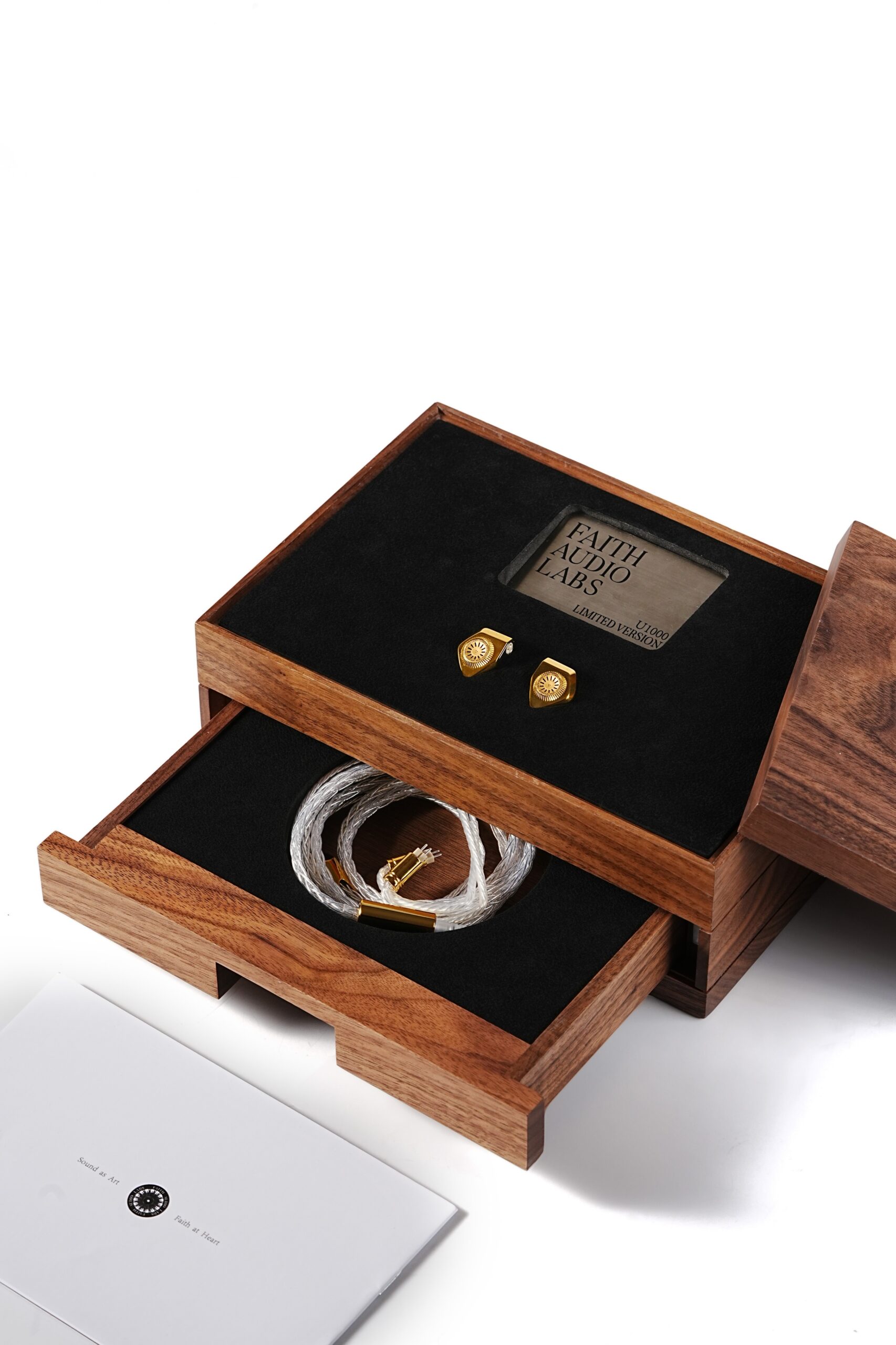 U1000 齒輪狀面版雕刻細節，刻有品牌名及被動輻射器標記