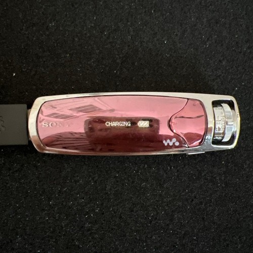 經典 Sony Walkman NW-E 系列 MP3 播放器，金屬粉紅色，展示標誌性側邊 Jog Lever 操控桿