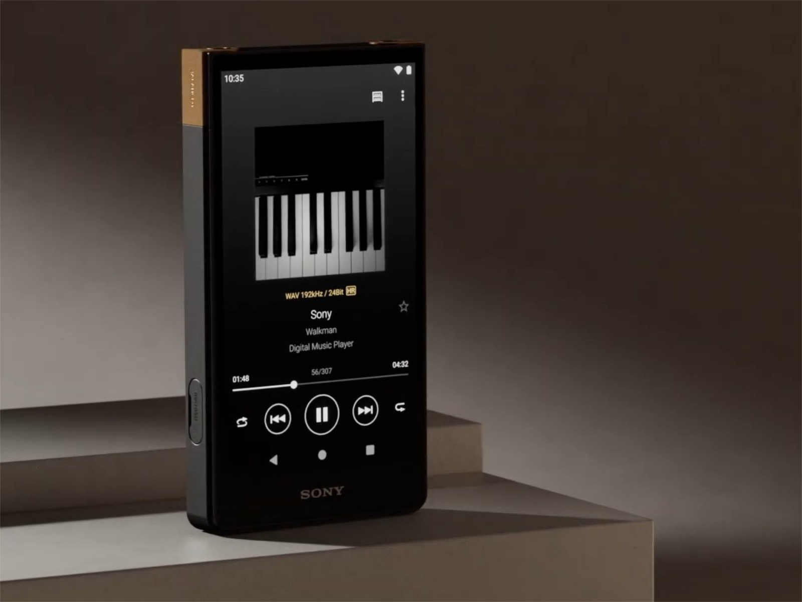 Sony NW-ZX900 Walkman 產品渲染圖 — 黑色機身配金色裝飾條
