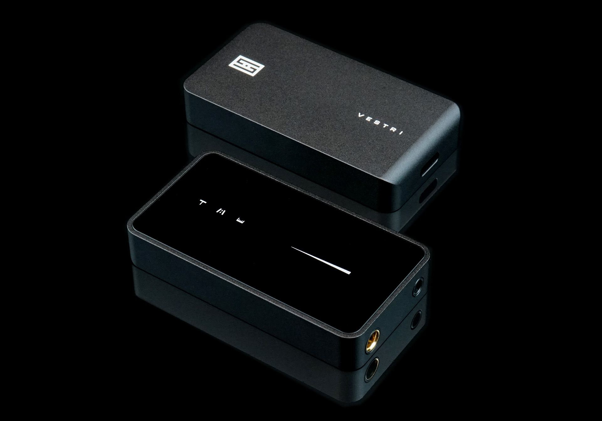 Schiit Vestri 兩部機身展示：啞光黑色頂蓋與亮面玻璃面板版本