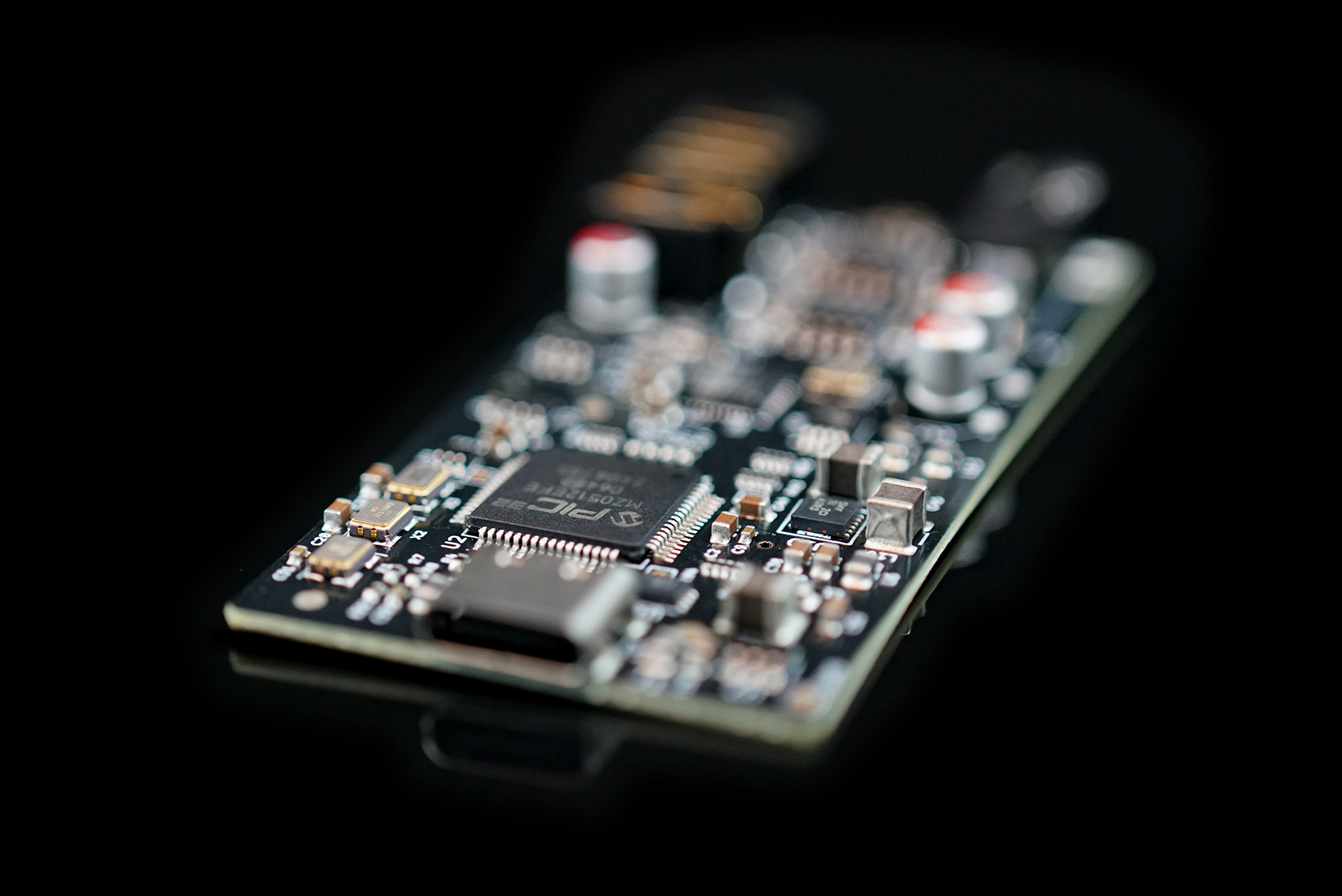 Schiit Vestri 內部 PCB 特寫：Microchip PIC32 微處理器及周邊電容