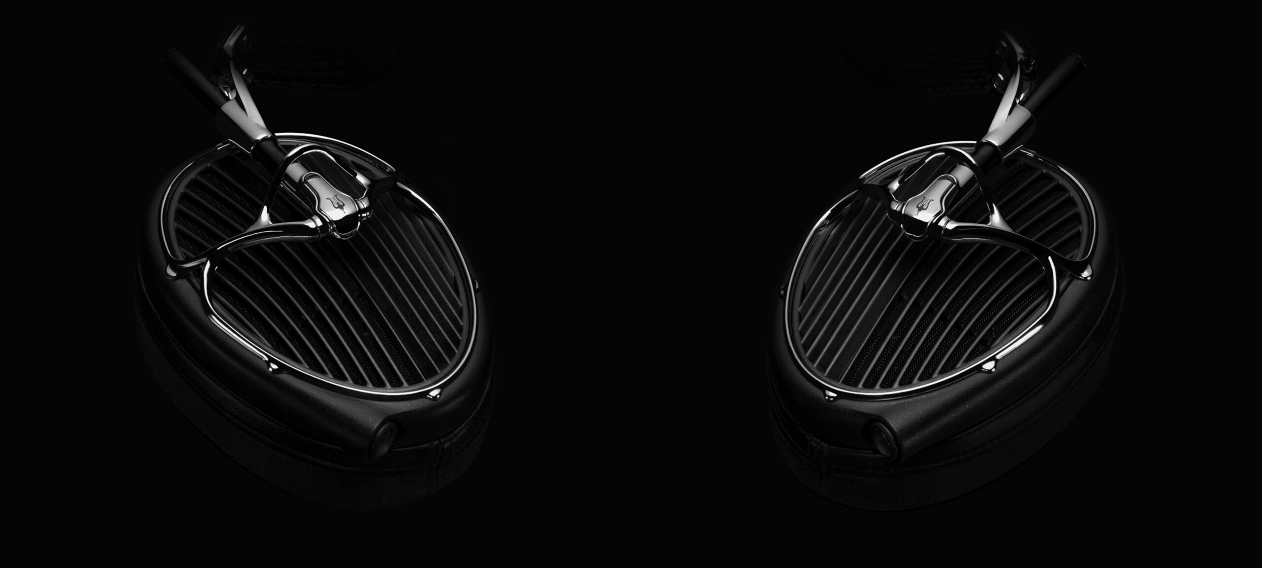 Meze Audio ARTA 兩個耳罩對稱展示，呈現鉻色骨骼紋理 grille 同 Meze 標誌