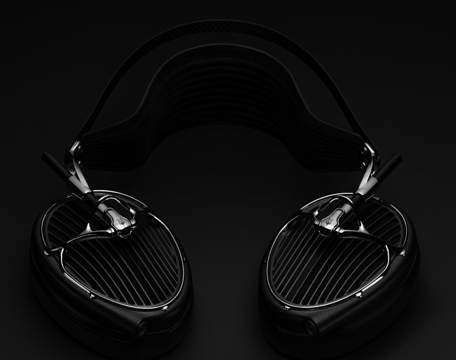 Meze Audio ARTA 俯視圖，展示開放式結構、懸浮頭樑同碳纖維元件
