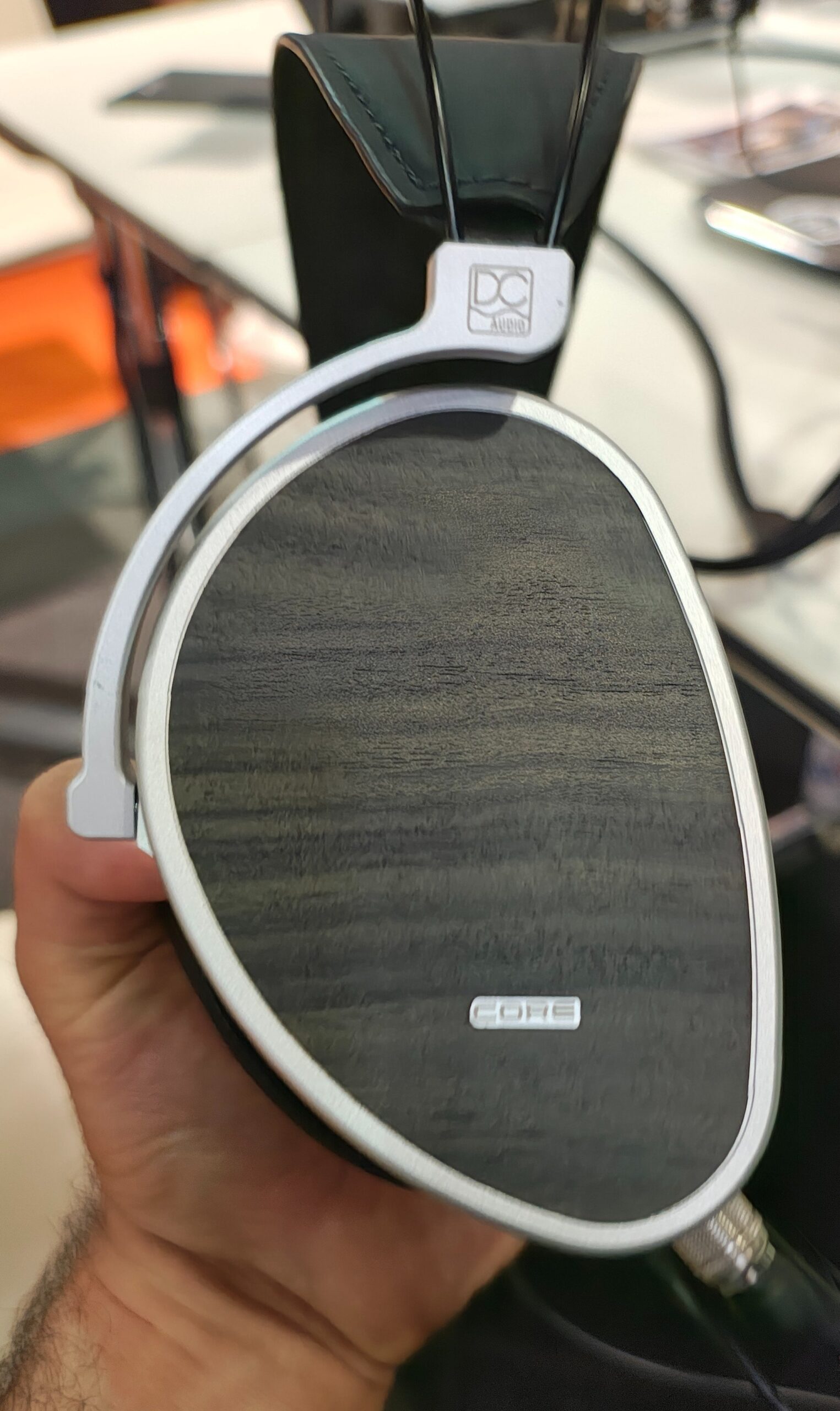 Dan Clark Audio AEON Core 封閉式平面磁性耳機 — 鋁合金框架配木頭面板特寫