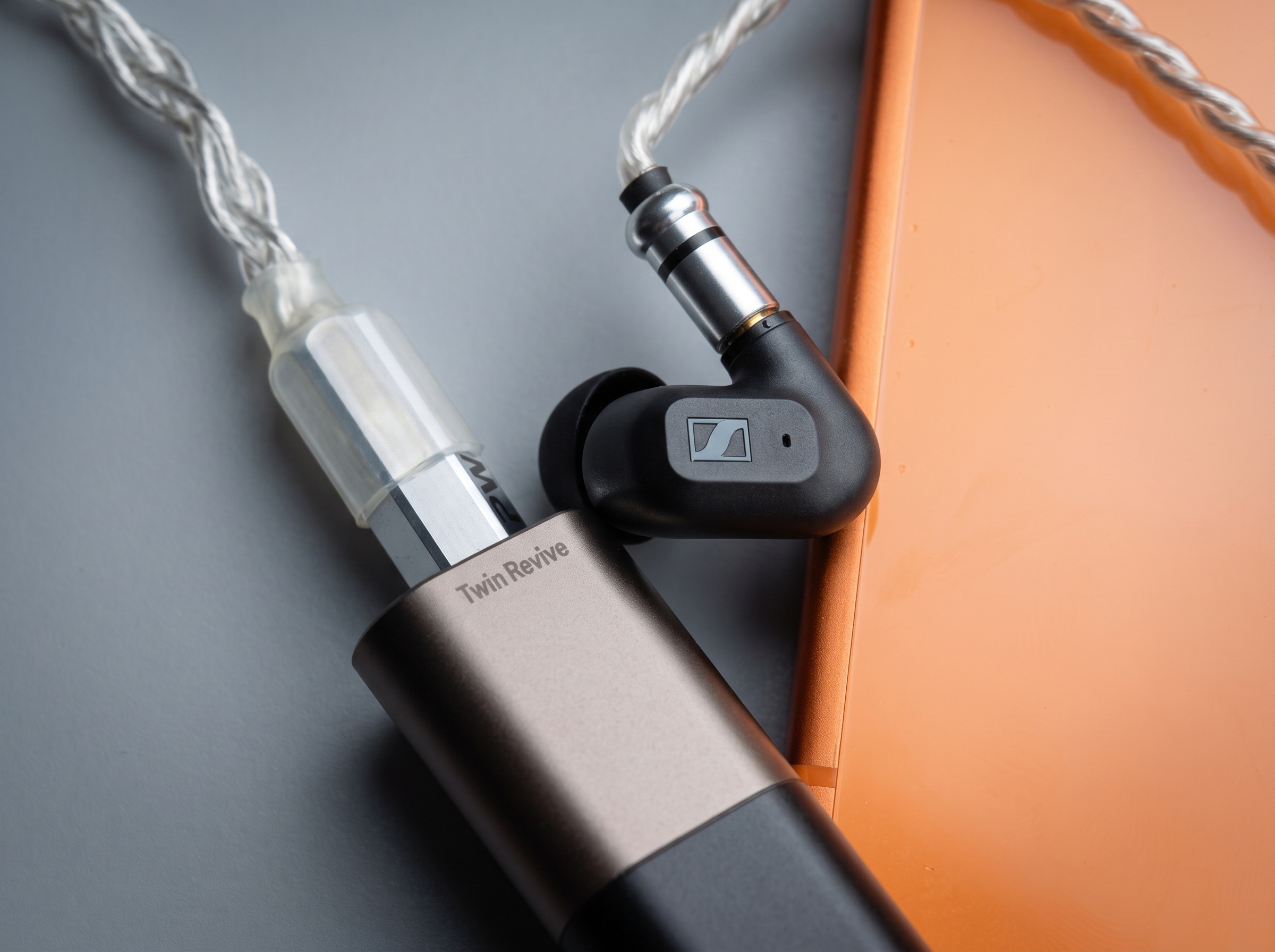 OriVeti TWIN REVIVE 配搭 Sennheiser IE 200 — 4.4mm 平衡連接（圖片來源：Hearit 實拍）