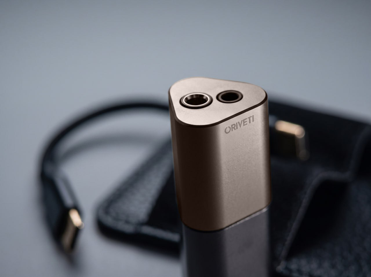 Oriveti TWIN REVIVE top view — 4.4mm balanced and 3.5mm single-ended output jacks（圖片來源：Hearit 實拍）