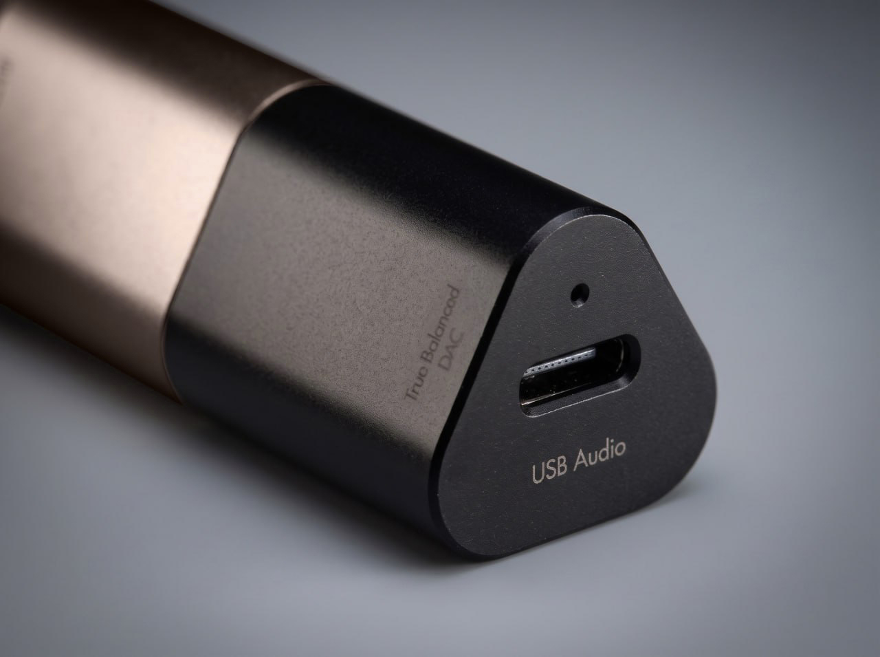 Oriveti TWIN REVIVE USB-C port close-up — True Balanced DAC engraving（圖片來源：Hearit 實拍）