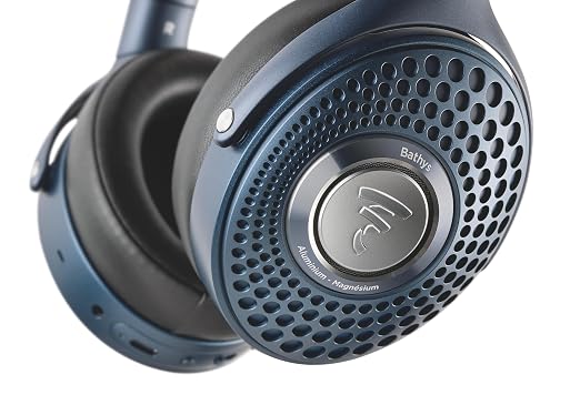 Focal Bathys Blue 耳罩斜向特寫，拉絲鋁材與鏤空網罩細節