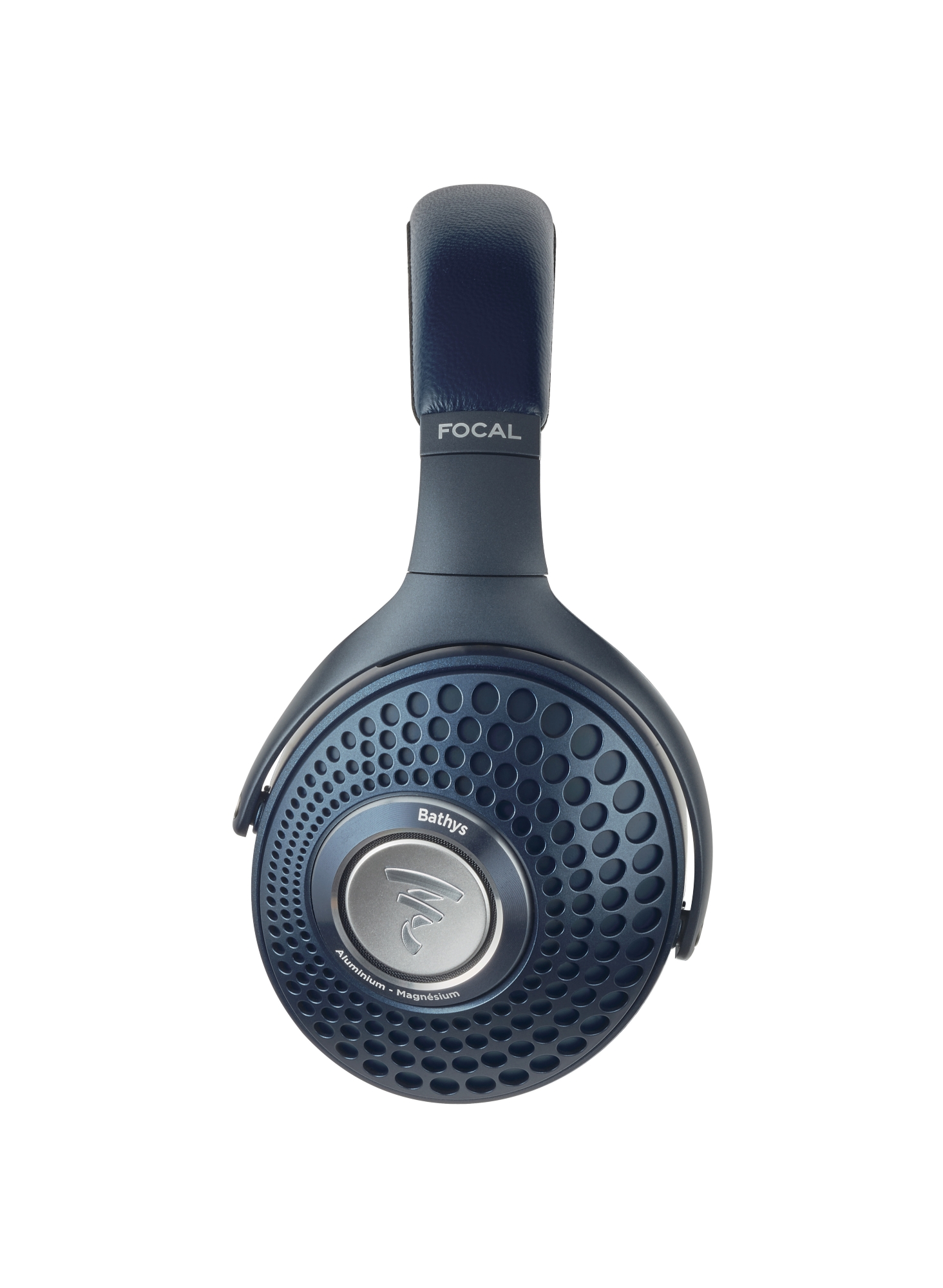 Focal Bathys Blue 午夜藍側面全身照，緞面塗層與金屬部件形成對比