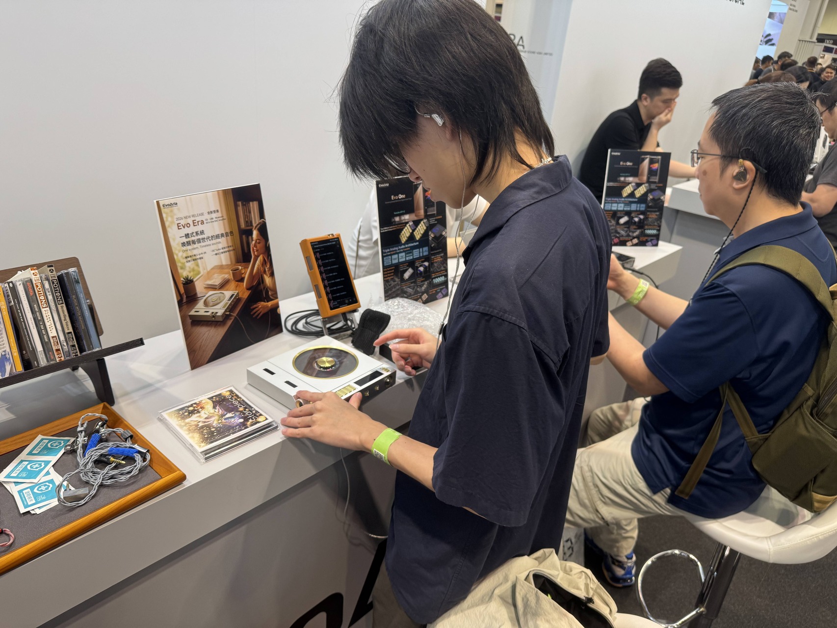 Evo Era 展會試聽現場——觀眾戴耳機操作 Evo Era（圖片來源：EvoAria 官方）